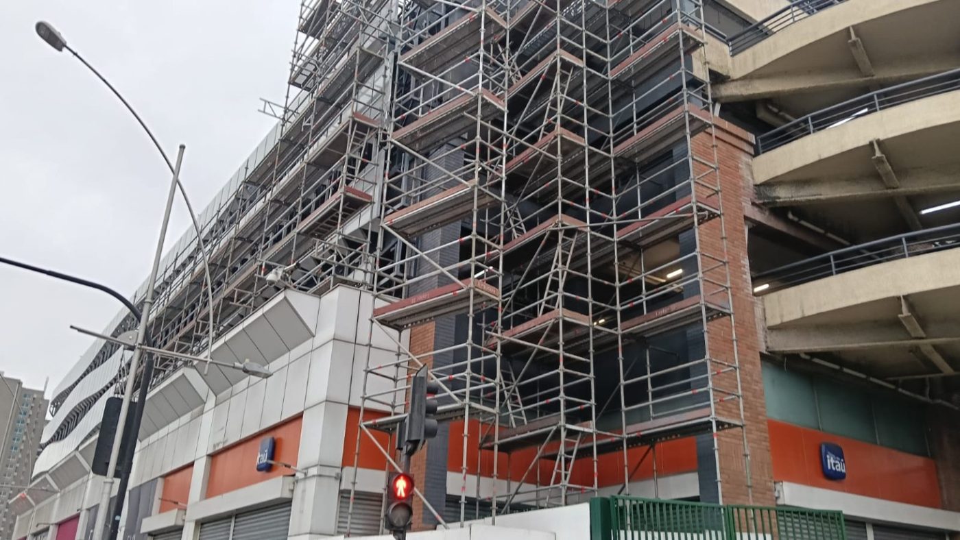 Estructuras de acceso y zona de trabajo en la fachada