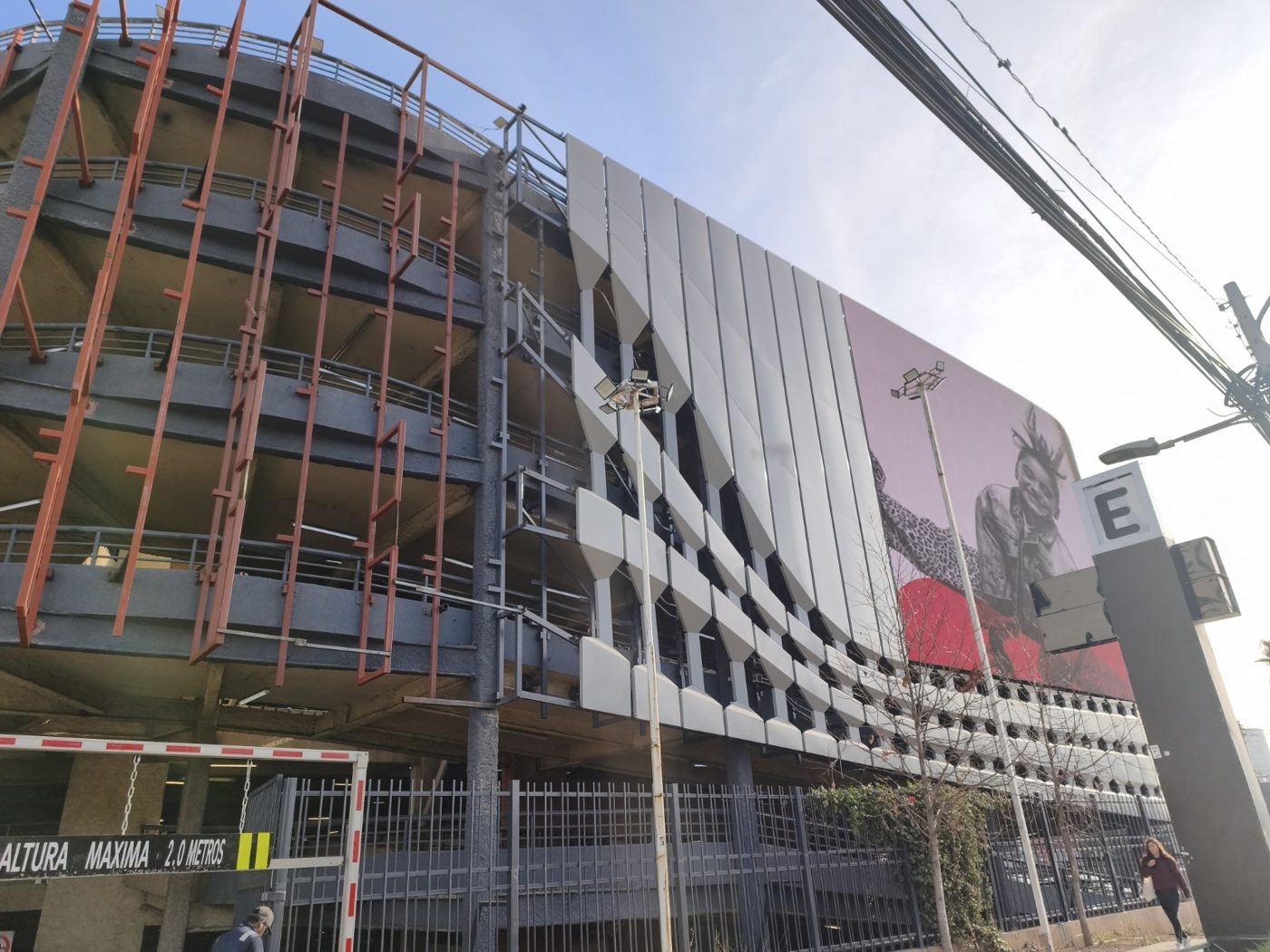 Trabajos de instalación de paneles en la fachada