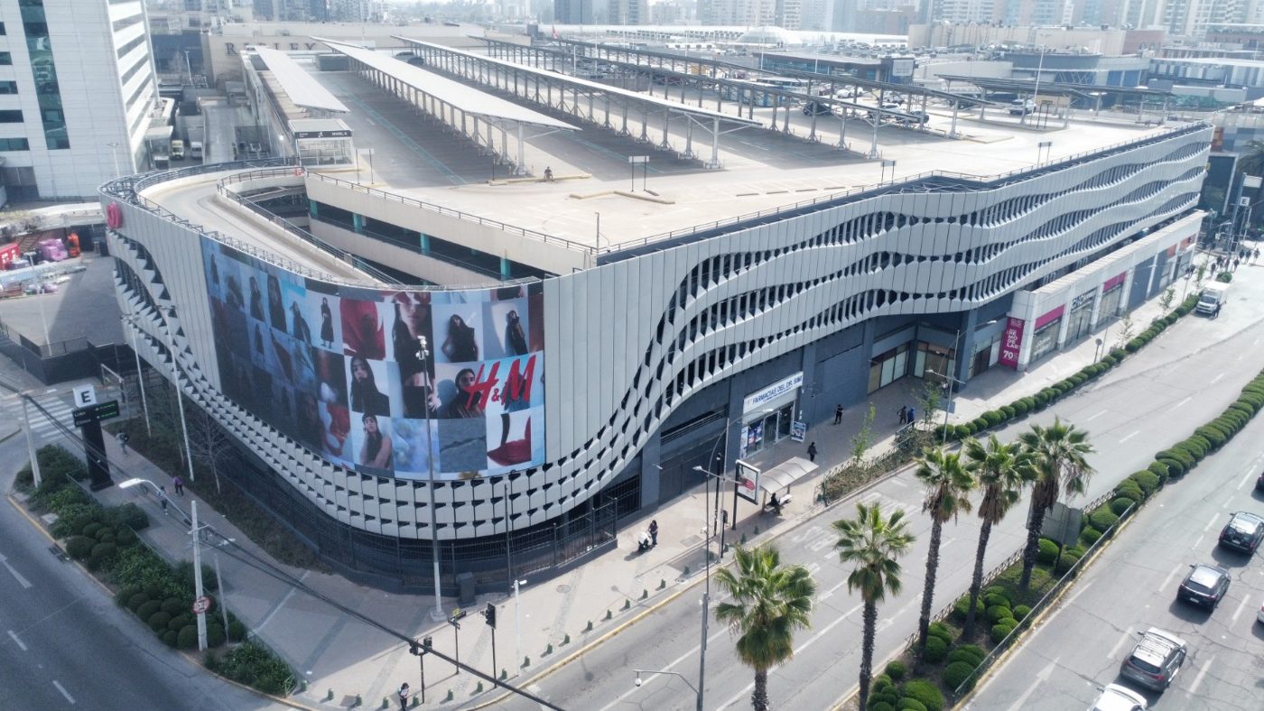 Vista aérea de la fachada curva del centro comercial