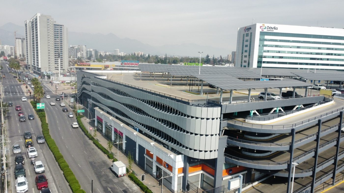 Vista aérea amplia de la fachada del Deck Líder en Mall Plaza Vespucio