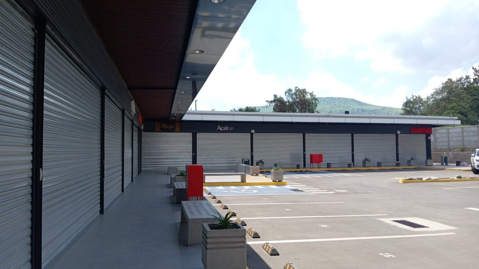 Vista lateral del corredor comercial y sus locales.