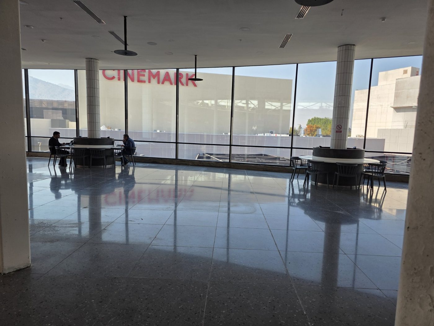 Área de mesas frente a los ventanales de Mall Plaza Norte