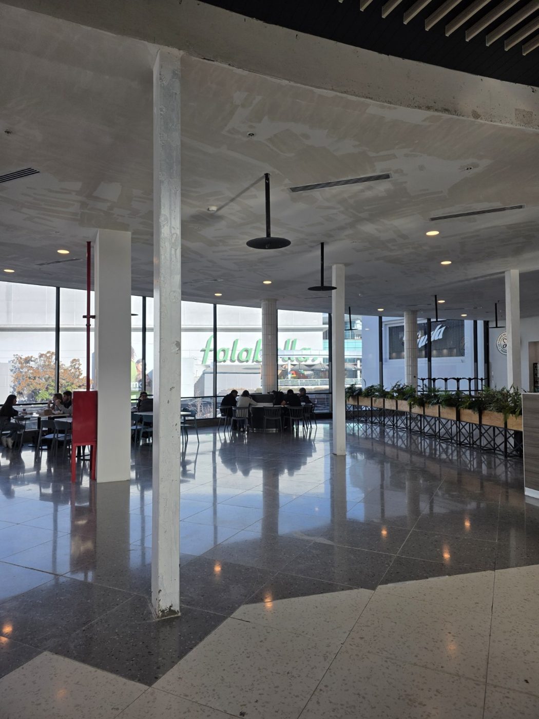 Vista del patio de comidas junto a los ventanales