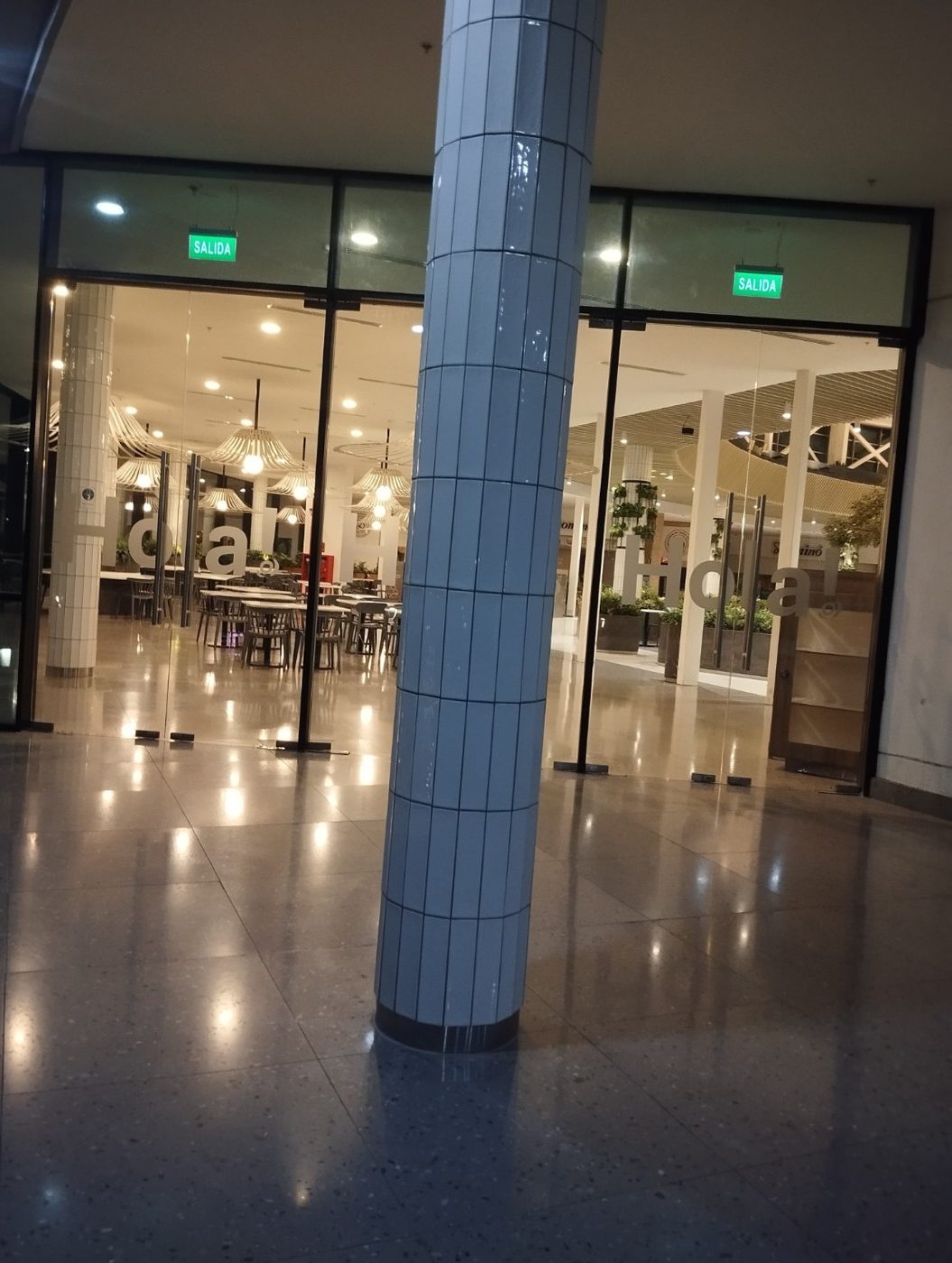 Columna revestida junto al acceso interior